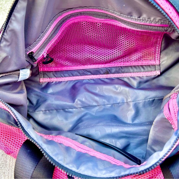 🦄 Lululemon Duffle Bag in Rare Opulent Stripe Pink - Picture 7 of 11